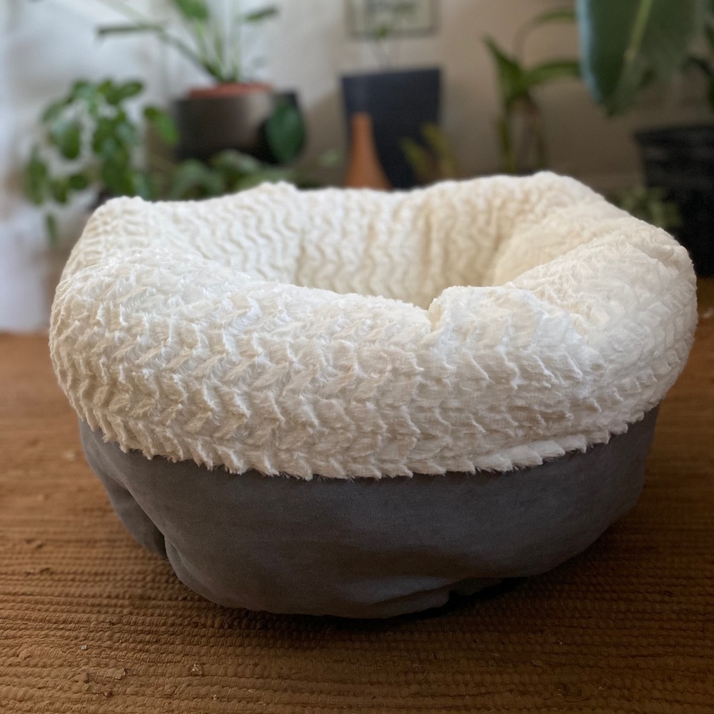 Never Used Comfy Cat / Dog Bed
